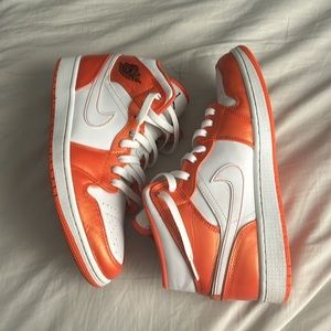 Jordan 1 mid metallic orange